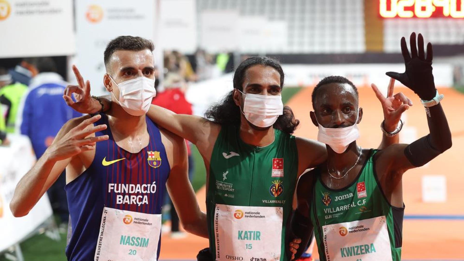 Nassim Hassaous, a la izquierda, junto a Mohamed Katir (centro) y Rodrigue Kwizera
