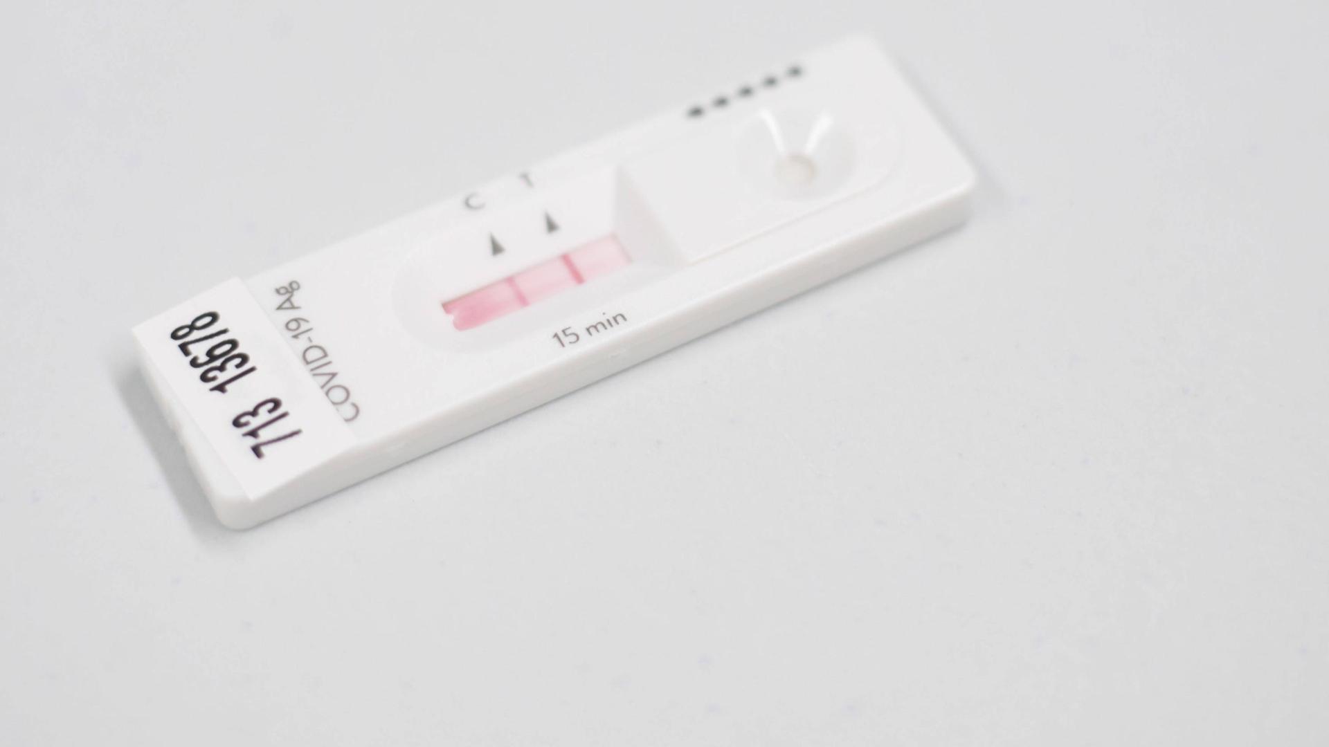 Un test de antígenos con resultado positivo