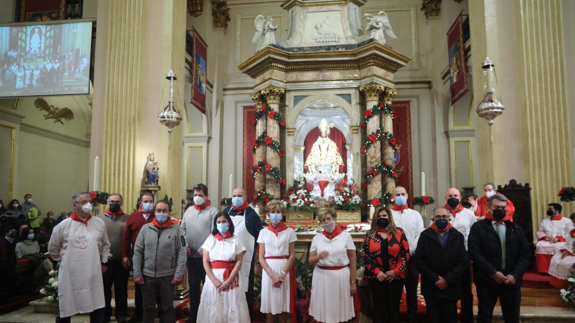 Los representantes de las agrupaciones musicales homenajeadas posan juntos ante la imagen de San Fermín
