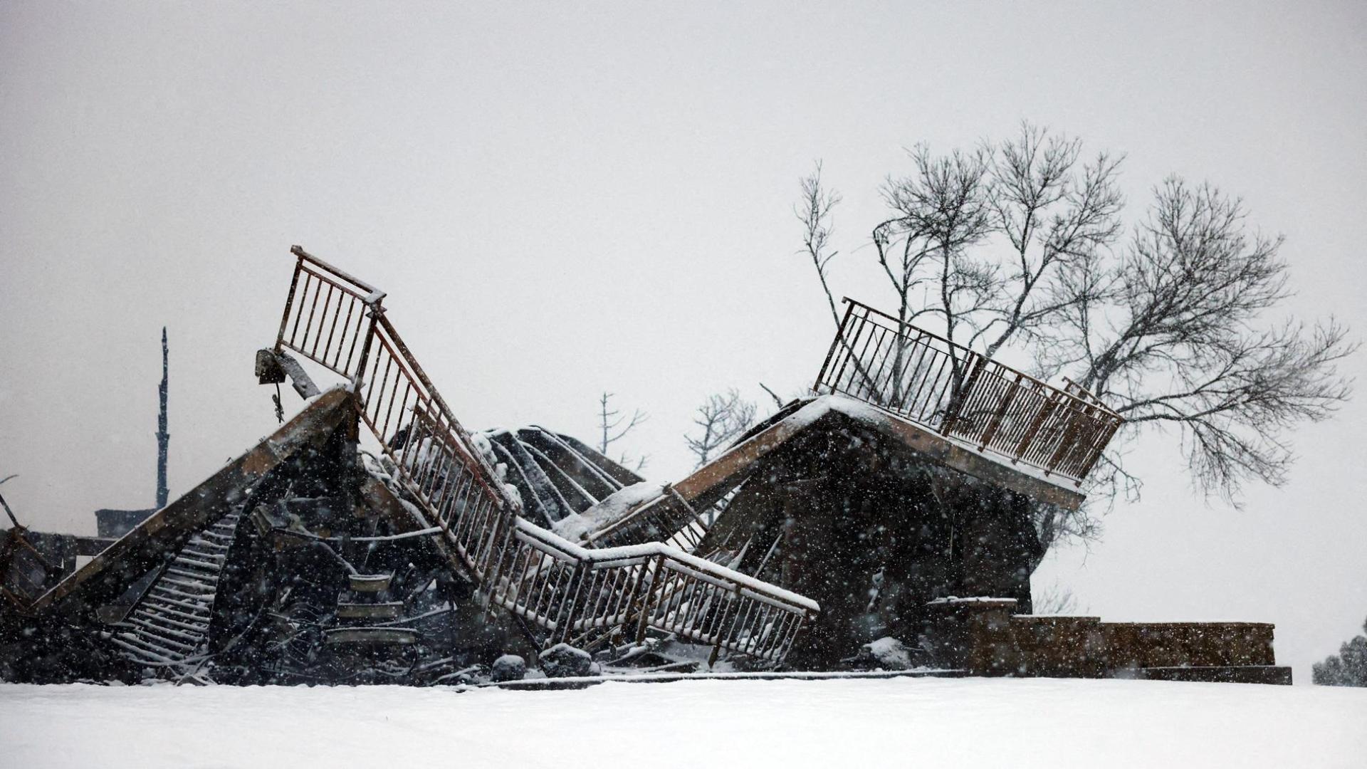 Estructura dañada por los incendios y cubierta por la nieve en Colorado