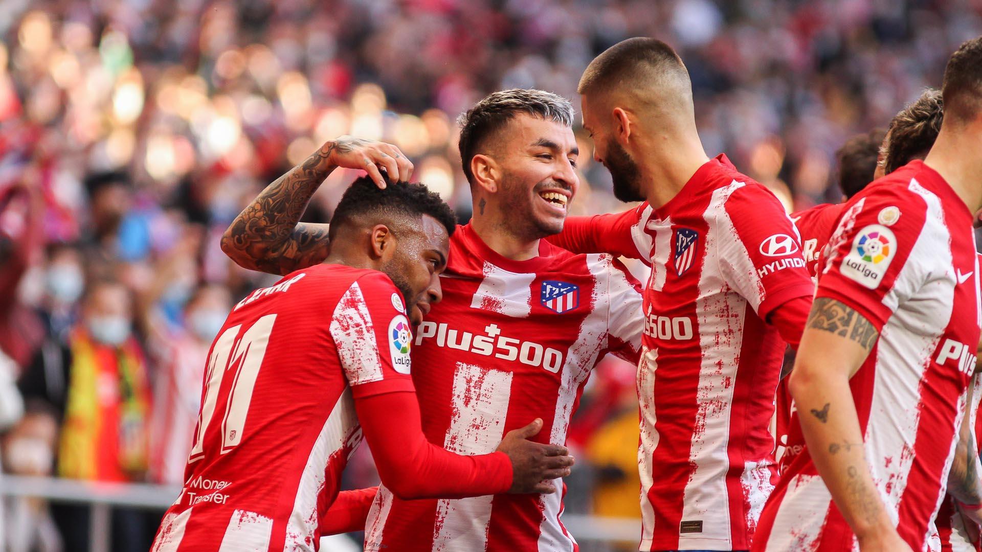 Correa celebra uno de sus goles junto a sus compañeros