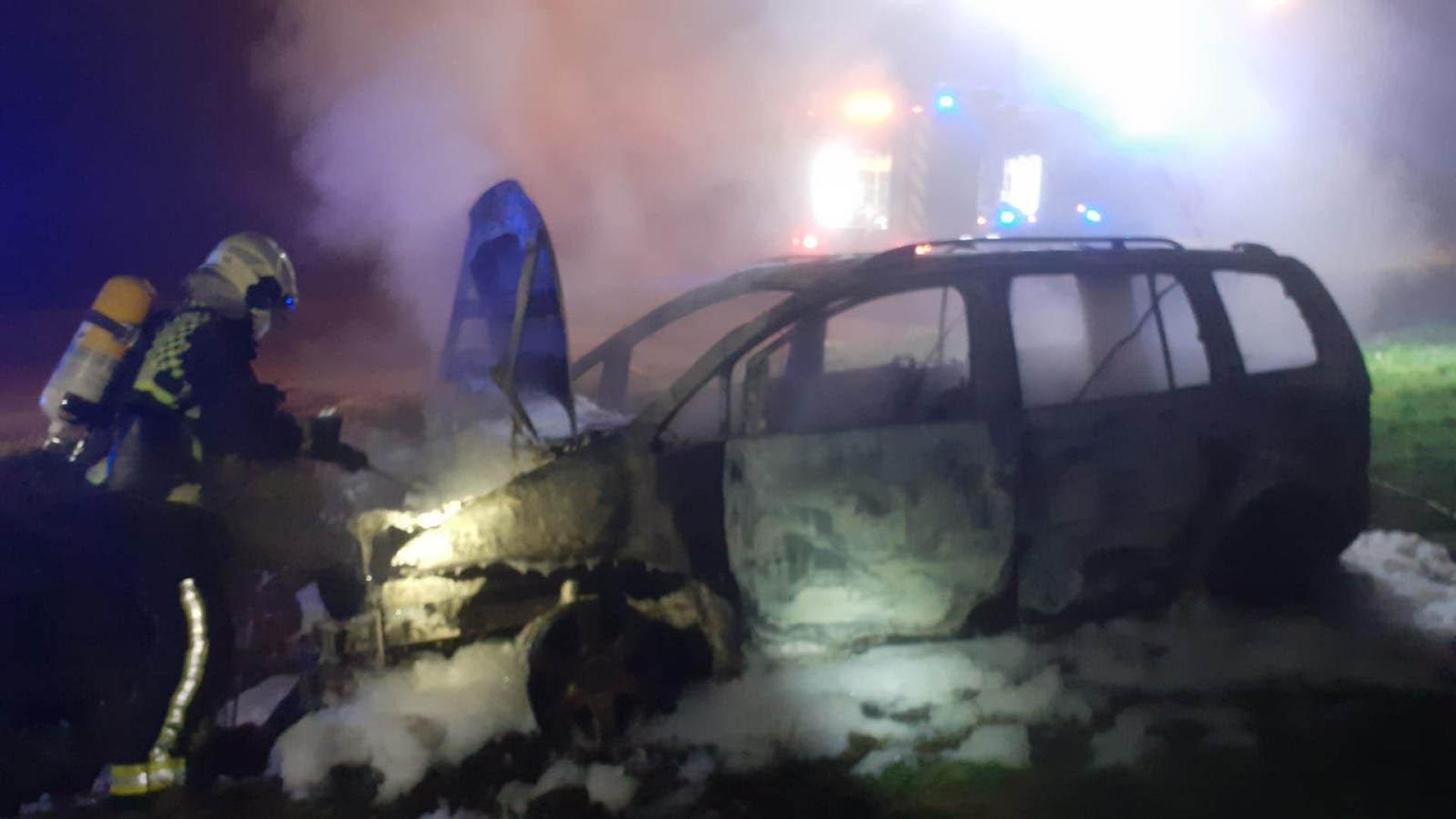 Investigan la salida de vía e incendio de un turismo en Villafranca al figurar el vehículo como sustraído