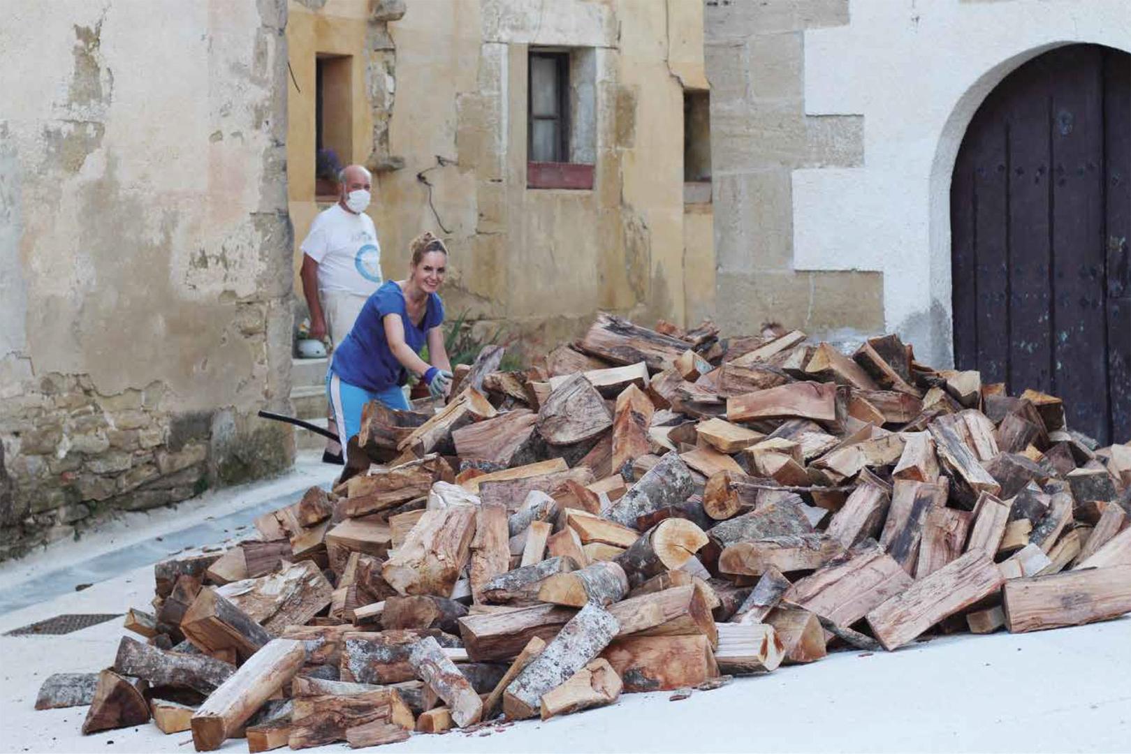 Amara Carvajal reflejó en la foto de septiembre la recogida de leña de cara al invierno