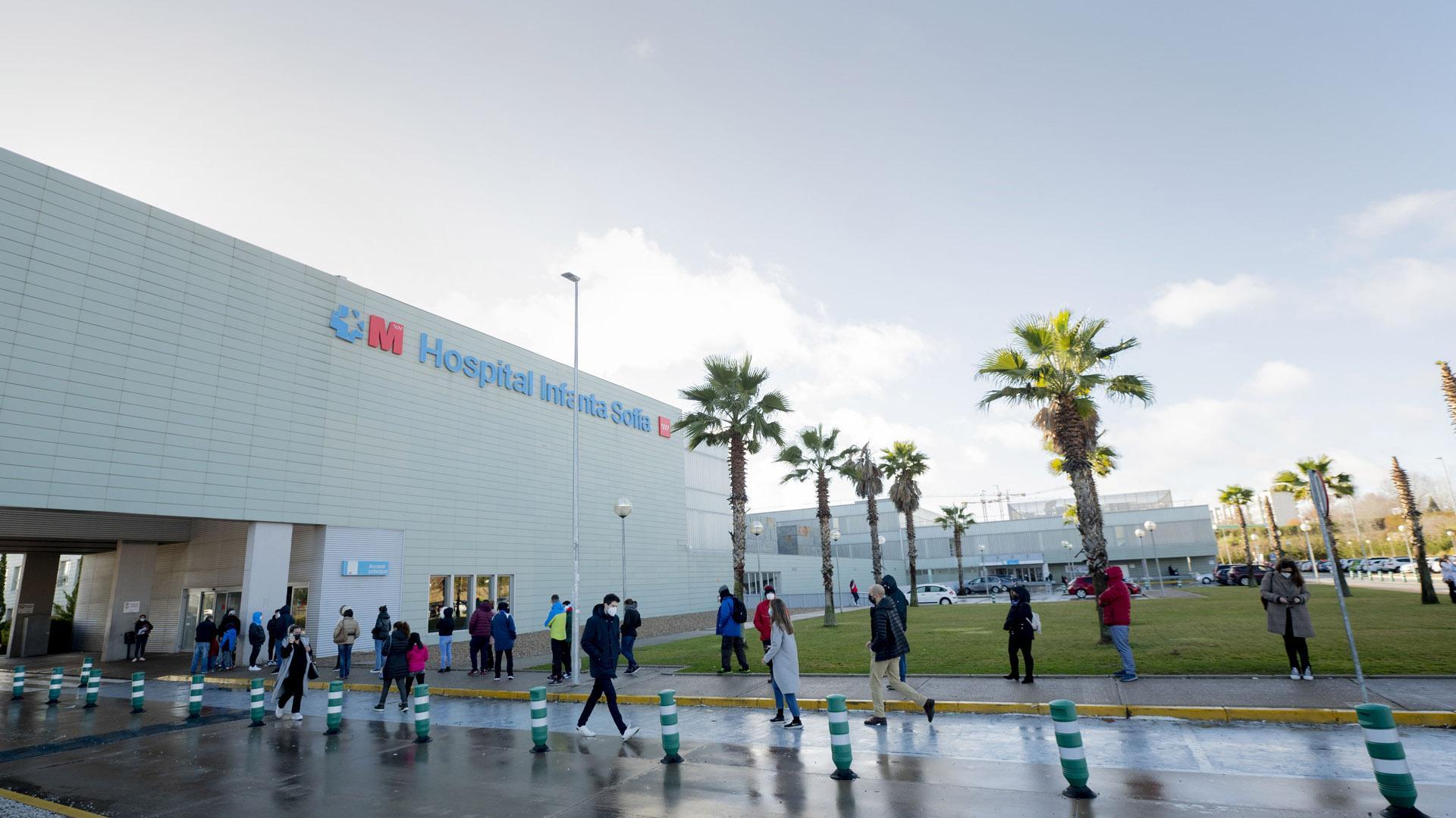 Varias personas esperan para hacerse el test Covid-19 en el Hospital de Alcorcón el pasado 27 de diciembre