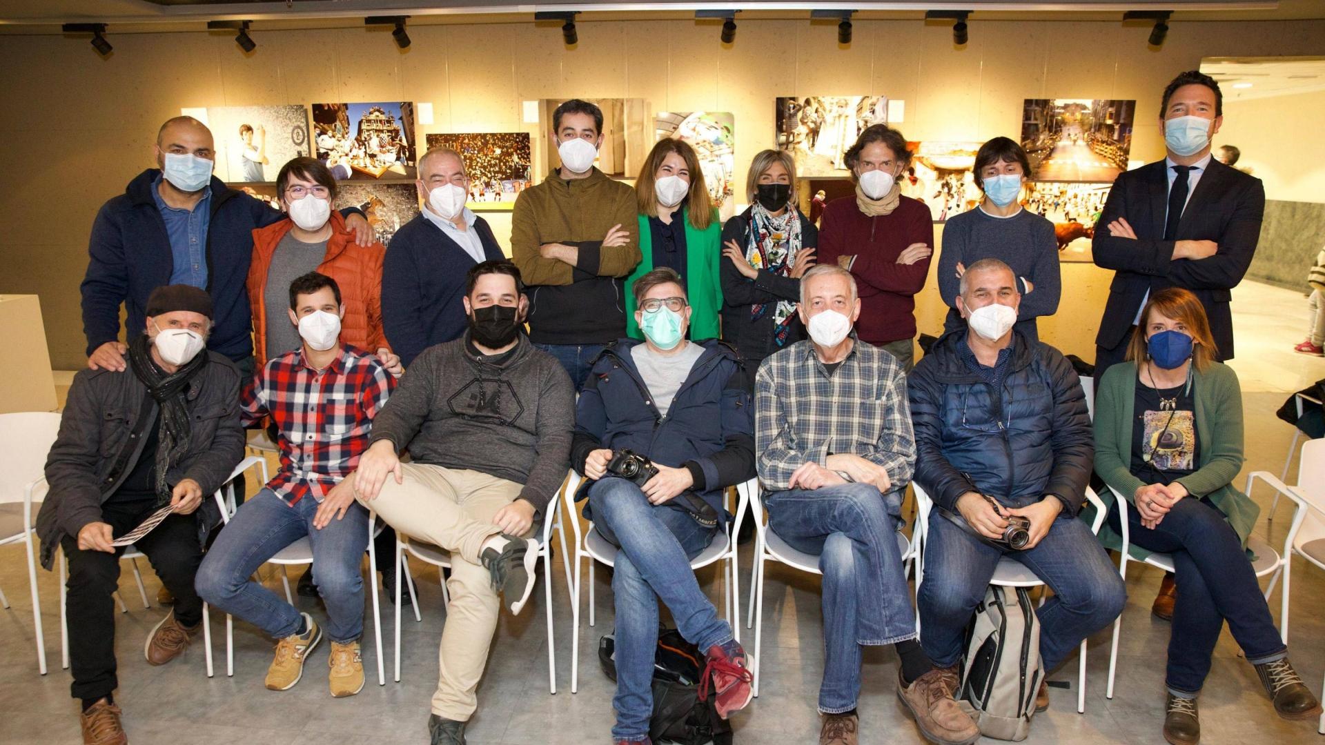 Sentados: Adolfo Lacunza, Pablo Lasaosa, Iván Delgado, Eduardo Sanz, Antonio Olza, Iñaki Porto y Maite H. Mateo. De pie: José Carlos Cordovilla, Sergio Martín, Jesús Urrutia, Unai Beroiz, Virginia Arraiza (El Corte Inglés), Villar López, Álvaro Barrientos, Íñigo Alzugaray y Miguel Bados (Comunicación El Corte Inglés), ayer por la tarde en la Sala Ámbito Cultural.