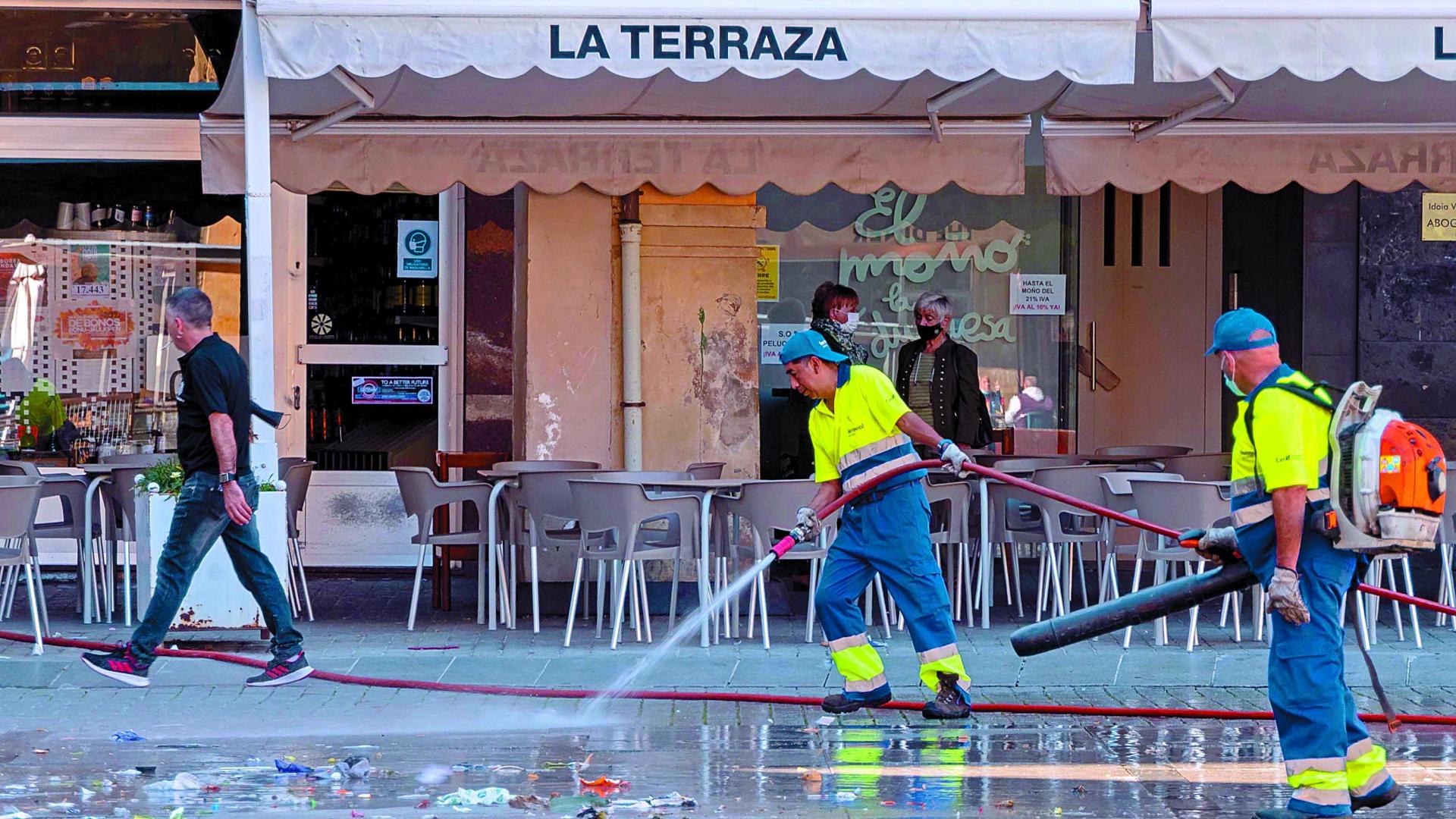 Labores de limpieza viaria en la plaza de los Fueros de Estella el pasado otoño