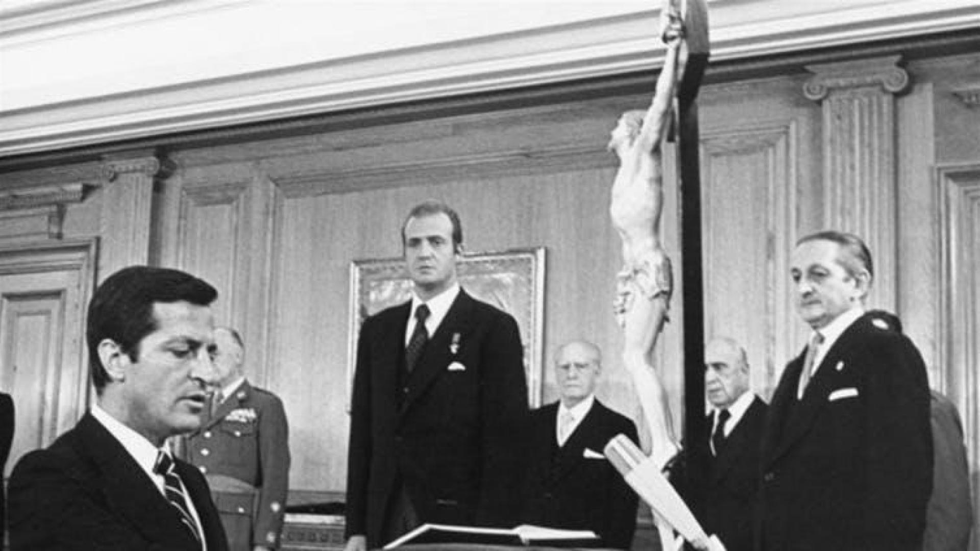 Adolfo Suarez jura como presidente del Gobierno ante el rey Juan Carlos I el 5 de julio de 1976.