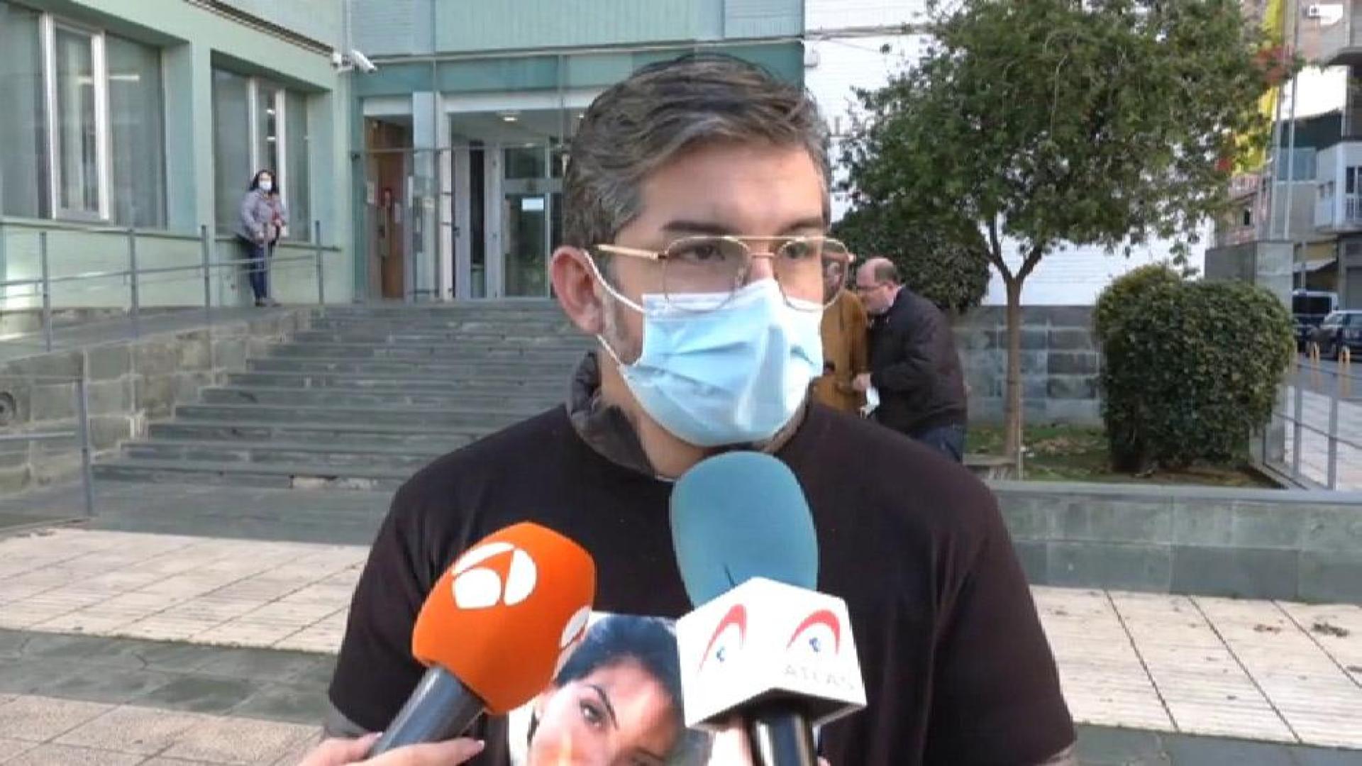 La familia de Sara ha acudido a primera hora a las puertas de los juzgados de la ciudad portuaria a la espera de tener noticias de los jueces