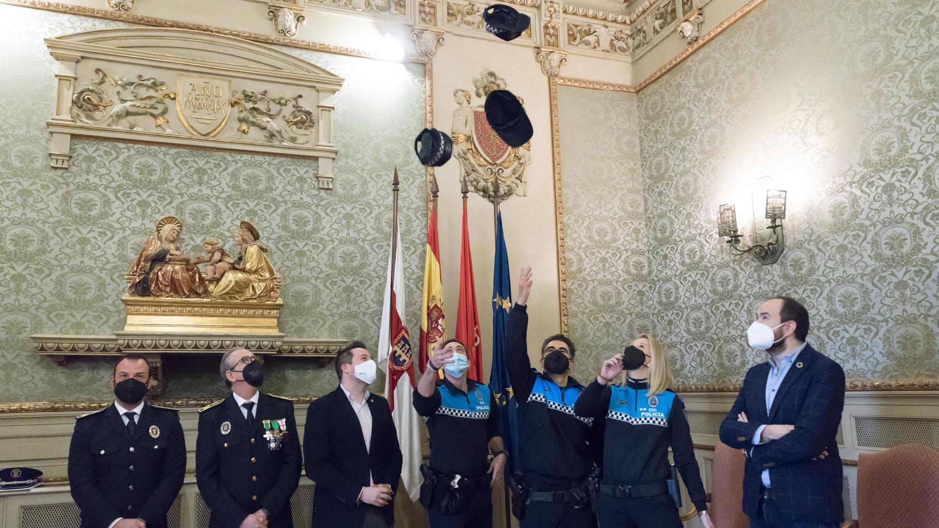 De izda. a dcha.; Ricardo Casamián (subinspector de Policía), Juan Cruz (Jefe de  Policía), Alejandro Toquero (alcalde), Carlos Navarro, Nacho Garbayo, Ainhoa Lizuáin y Ángel Sanz (concejal del PSN)