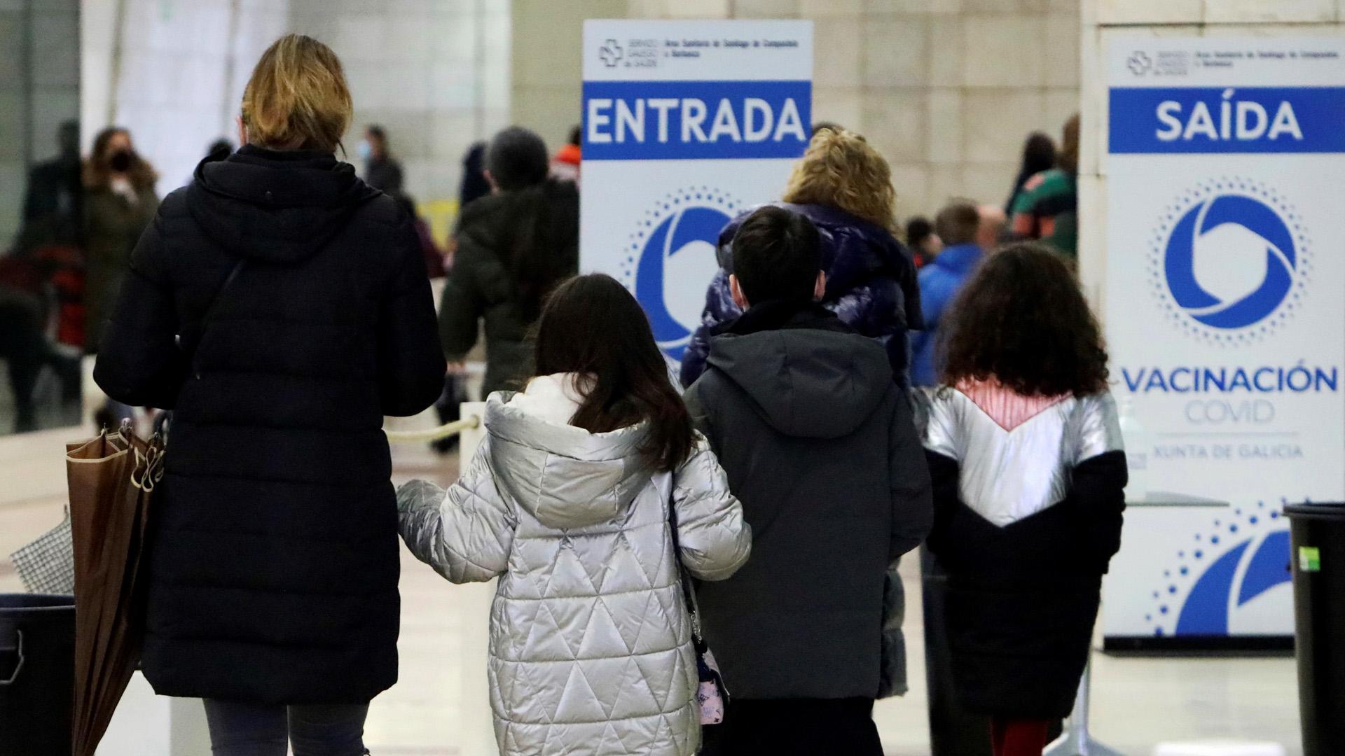 Zona de vacunación de la Ciudad de la Cultura en Santiago de Compostela, donde este martes ha comenzado en Galicia la vacunación pediátrica