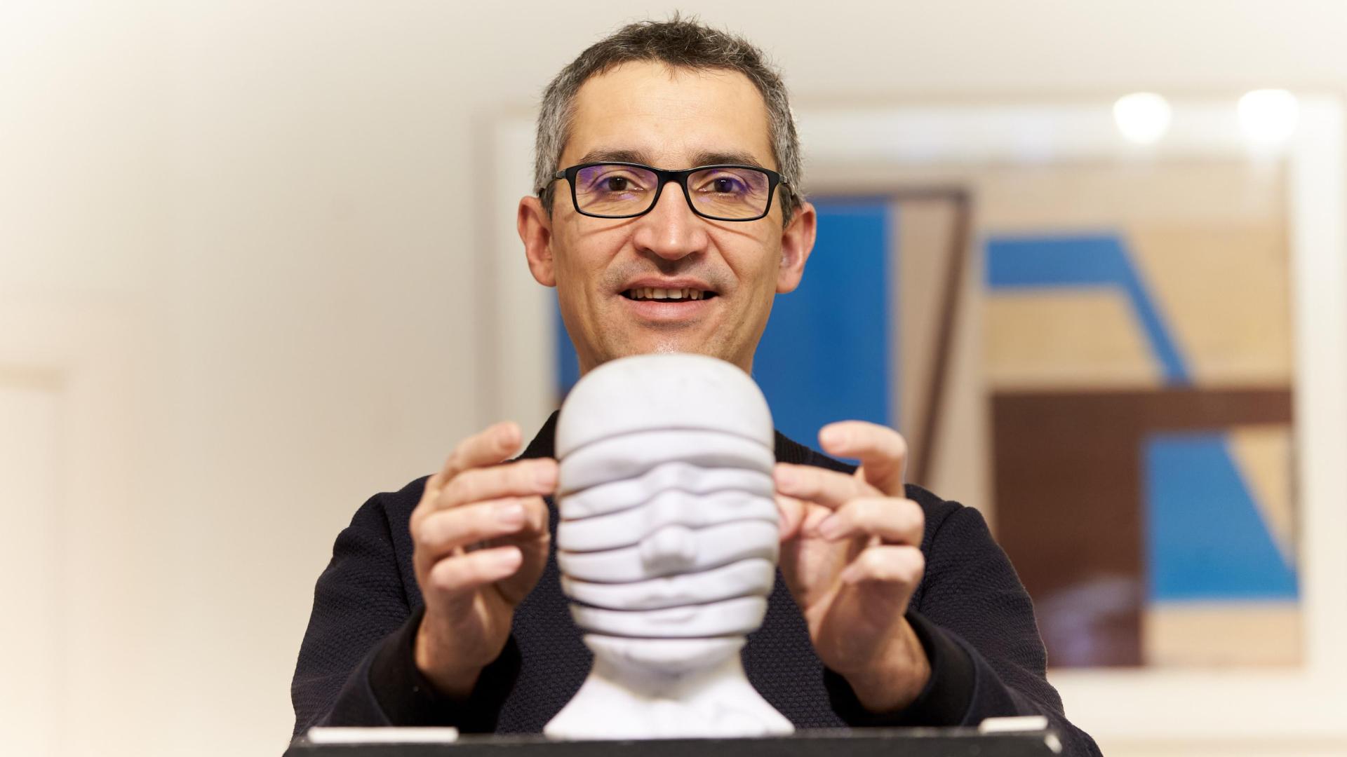 Joseba Lekuona, junto a la única escultura figurativa realizada con mármol de Carrara.