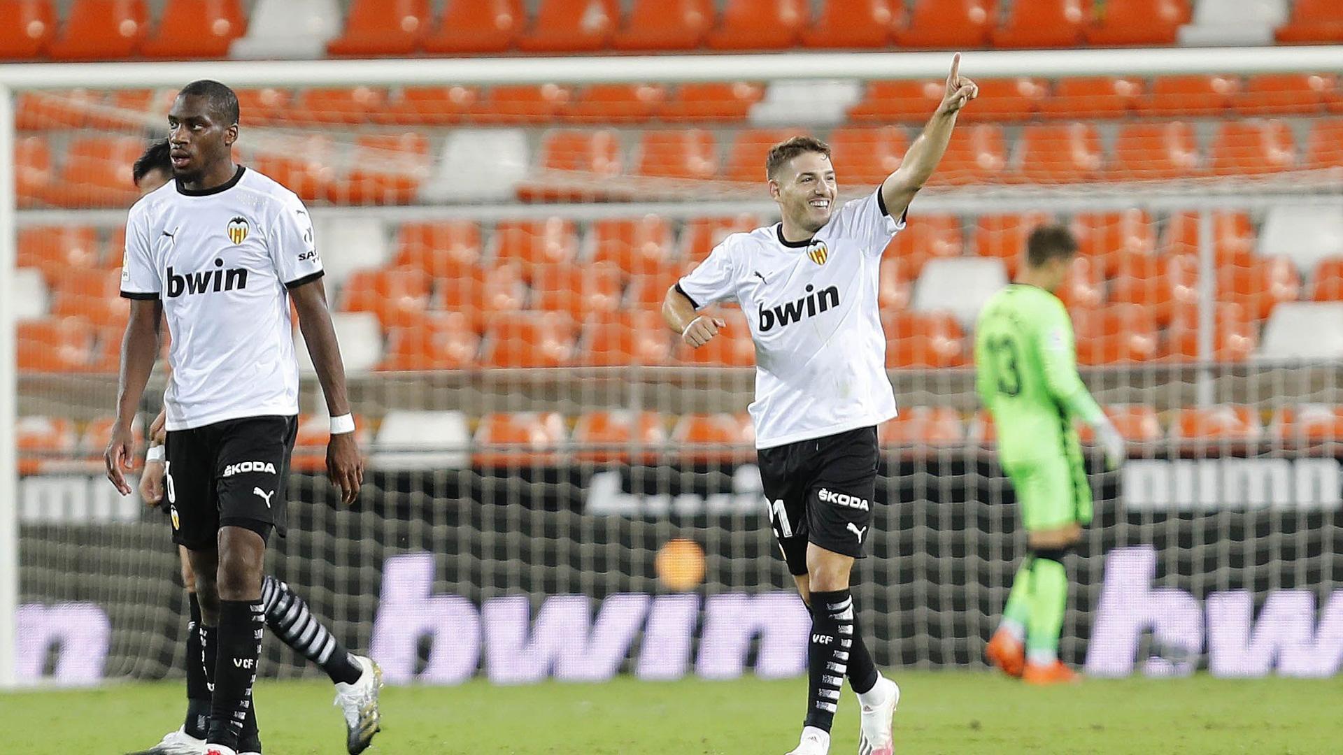 Manu Vallejo celebra un gol con el Valencia