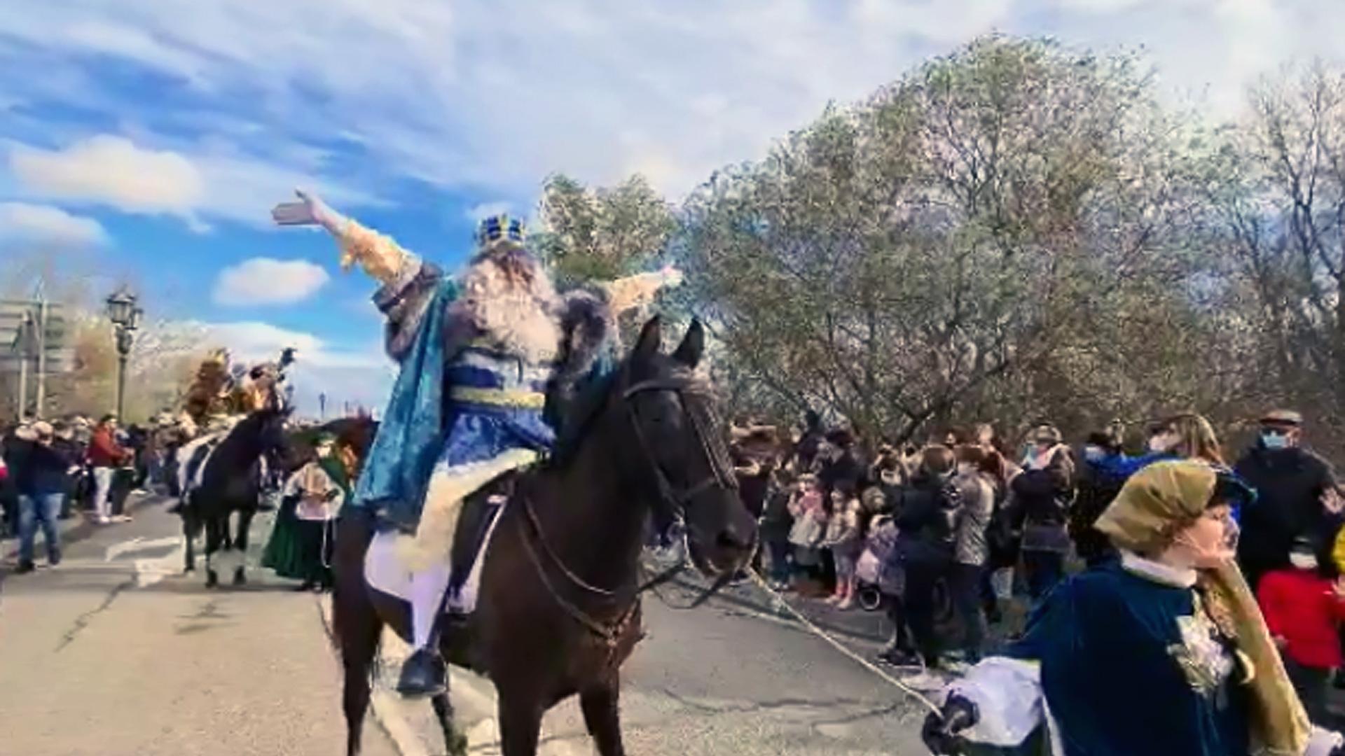 Han llegado a caballo por el puente del Ebro acompañados de sus pajes y precedidos de tremoladores y alabarderos.