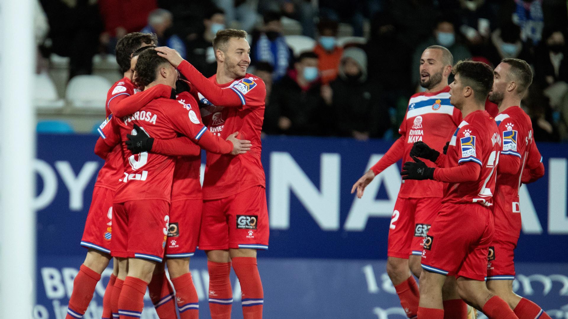 Los jugadores del Espanyol celebran el gol de Adrià Pedrosa