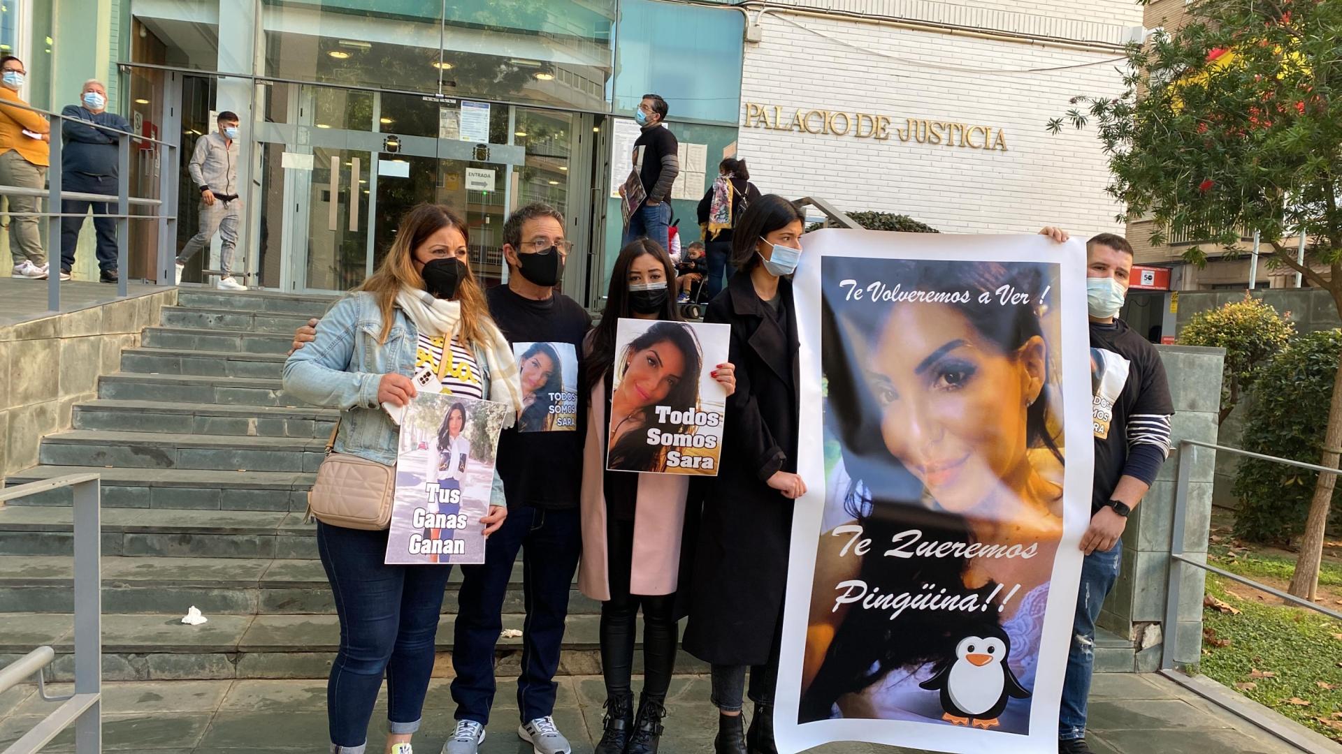 La familia de Sara porta un cartel de la fallecida