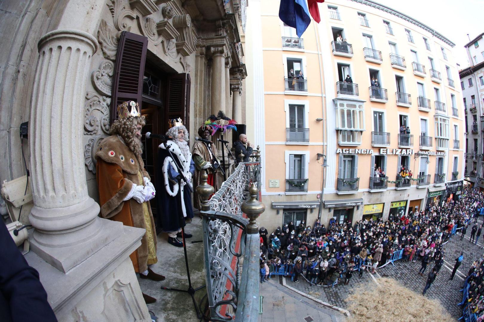 Discurso de los Reyes Magos desde el balón del Ayuntamiento