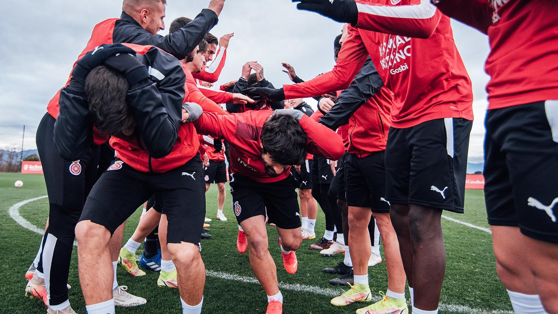 Los jugadores del Girona hacen el "túnel" a dos compañeros durante el entrenamiento de este miércoles, 5 de enero