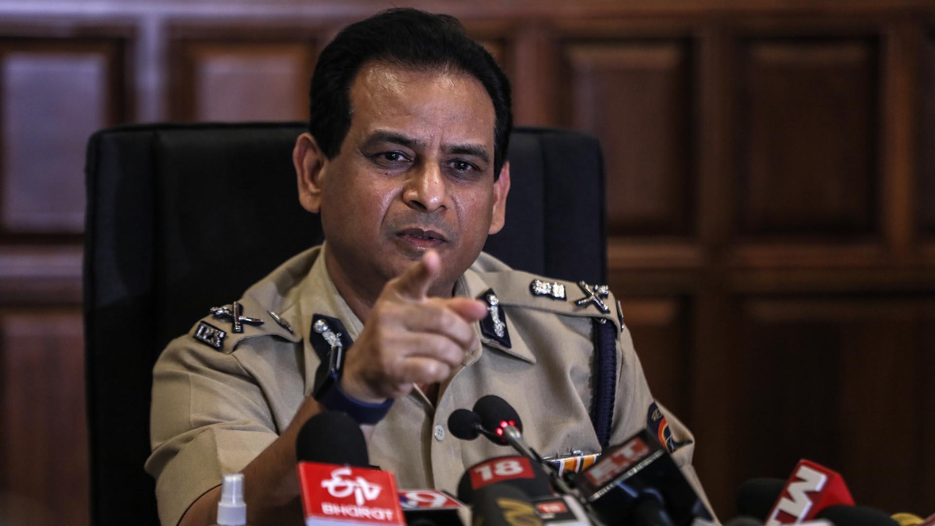 Hermant Nagrale, comisionado de la Policía de Mumbai habla durante una rueda de prensa sobre el caso de la aplicación que subastaba mujeres musulmanas