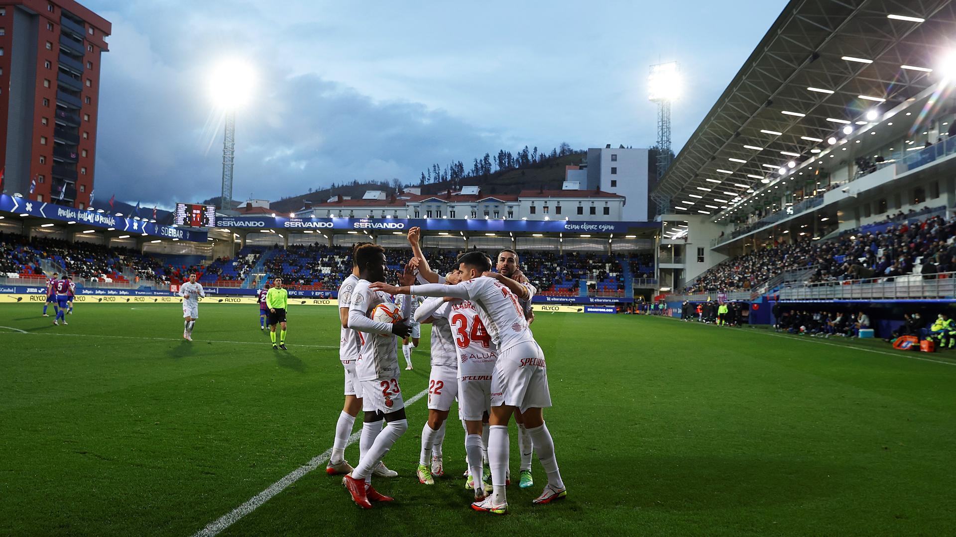Los jugadores del Mallorca celebran el segundo tanto, obra de Ángel, en Ipurua