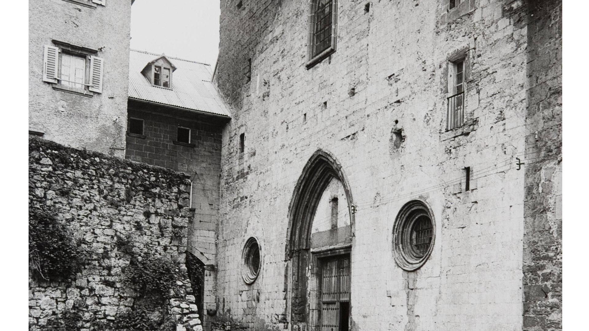 Fachada occidental de la iglesia de Roncesvalles en 1916 (foto Archivo Mas)