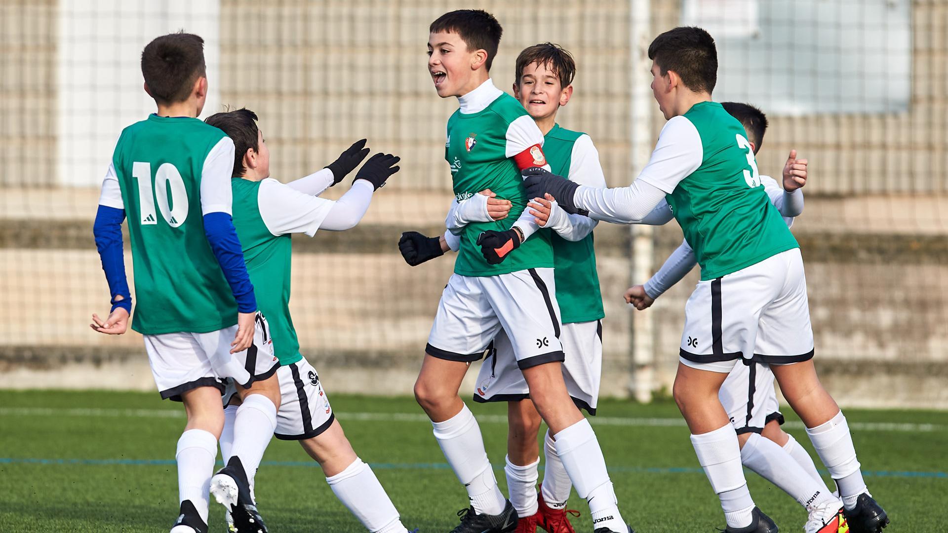 Los jugadores de Juan Bautista Irurzun celebran uno de los goles de las semifinales