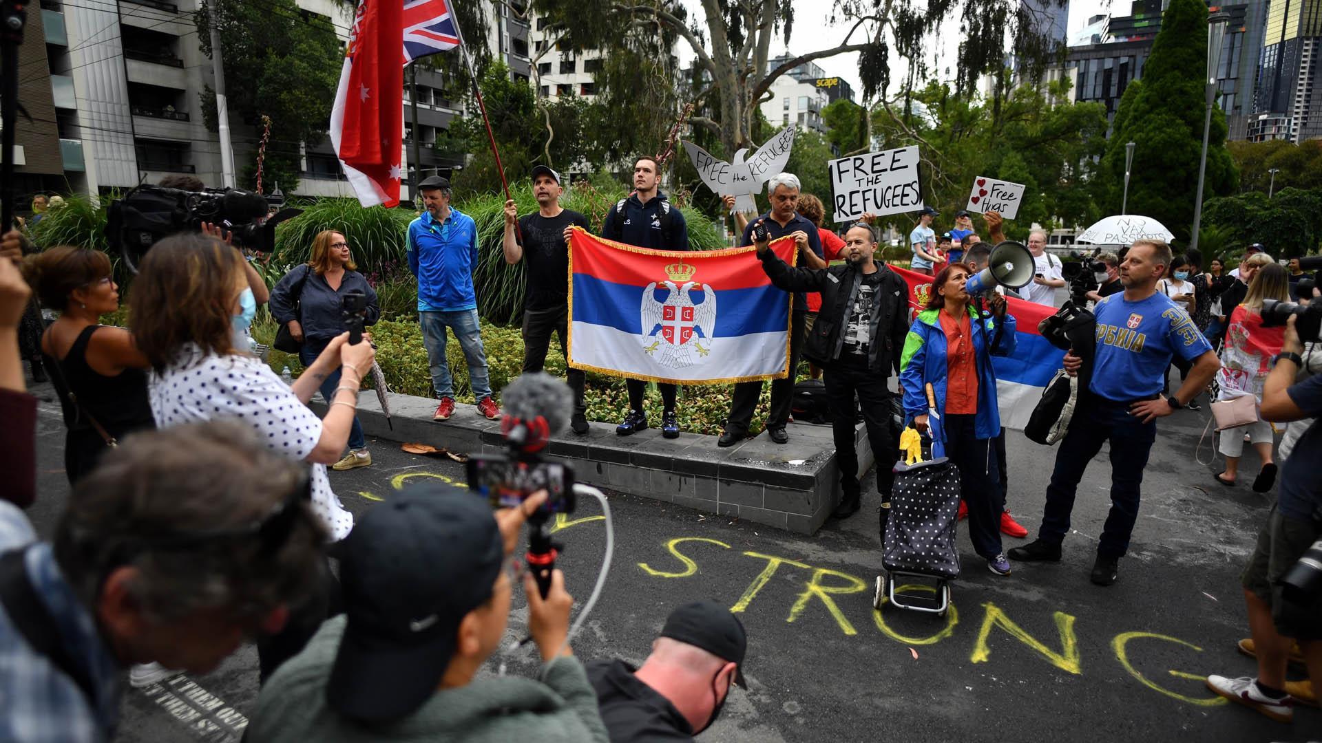 Manifestantes a las afueras del hotel donde el tenista Novak Djokovic está retenido