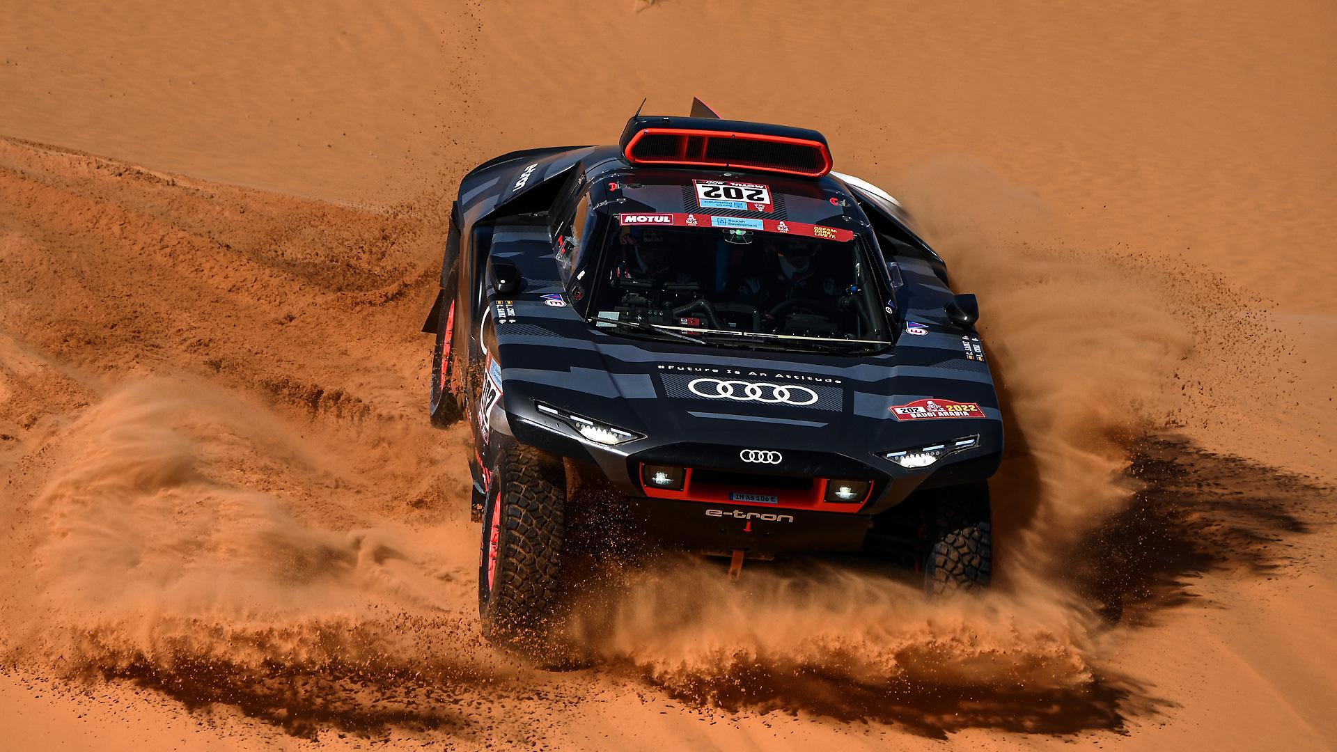 Sainz Carlos y Cruz Lucas (Audi), durante el Dakar 2022