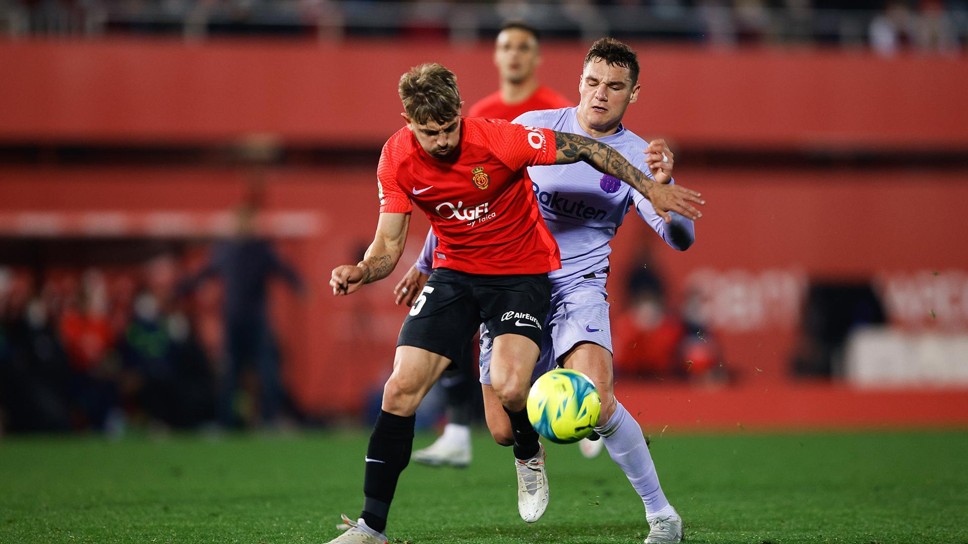 Pablo Maffeo cubre el balón ante el culé Jutglá en el último encuentro liguero