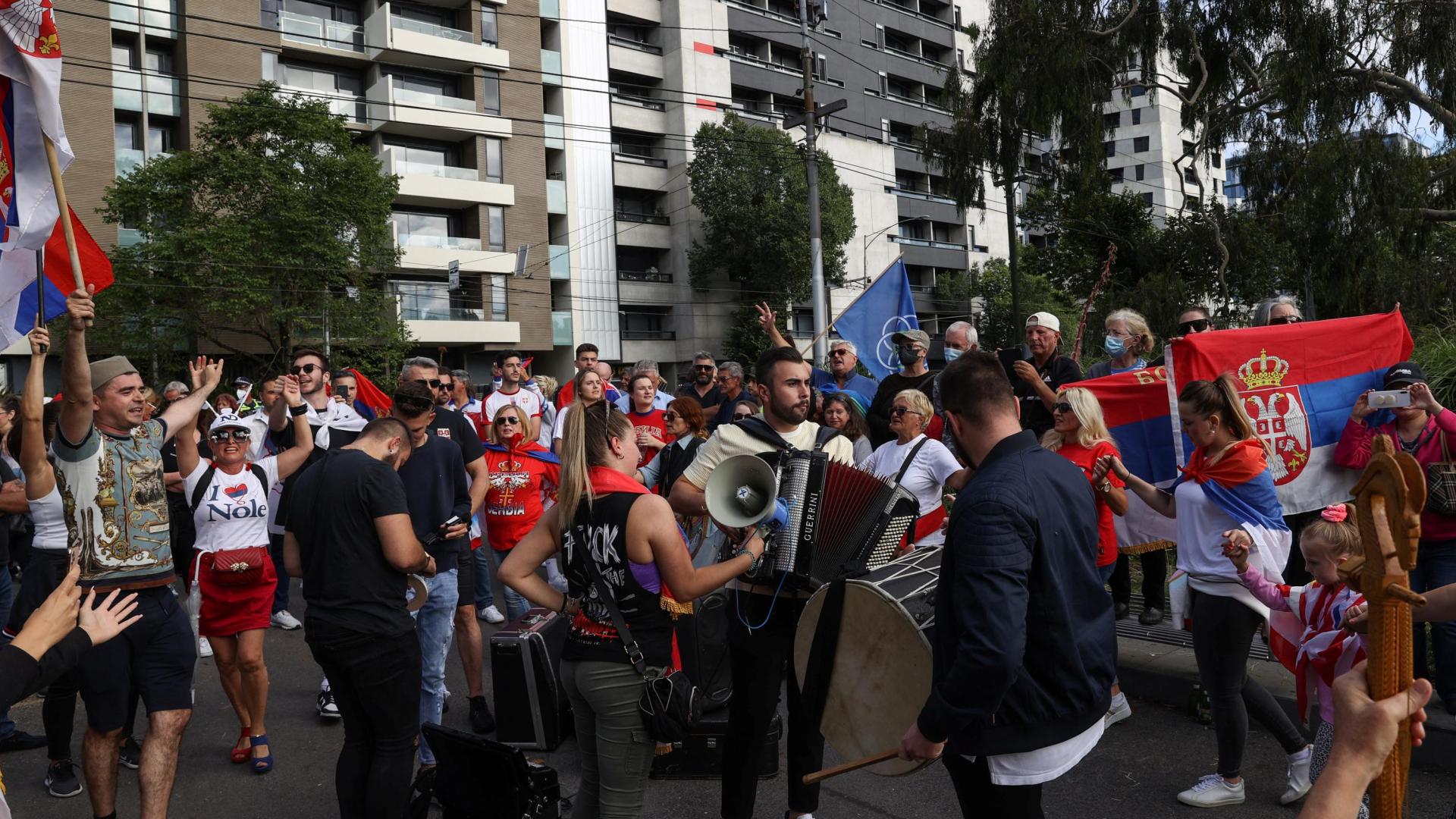 Un grupo de personas fuera del hotel donde se encuentra el tenista Novak Djokovic