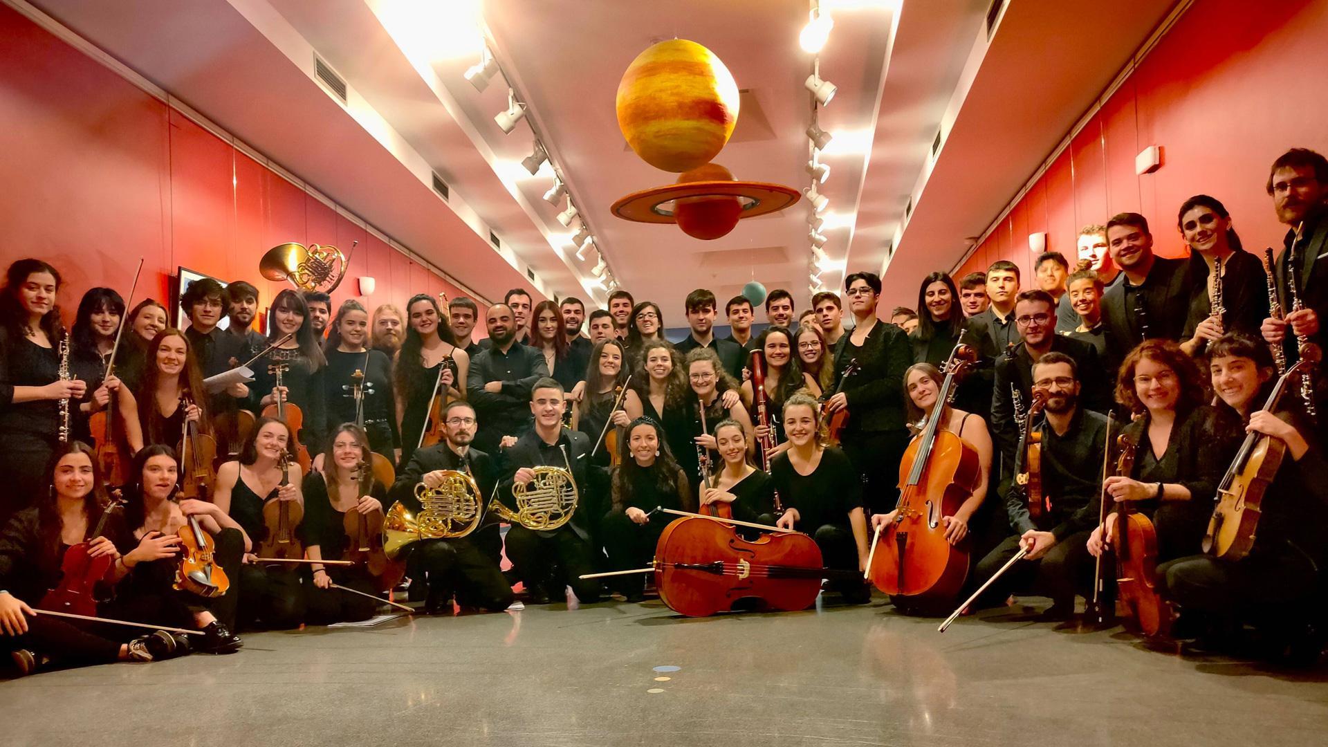 La Joven Orquesta de Pamplona, reunida en el Planetario