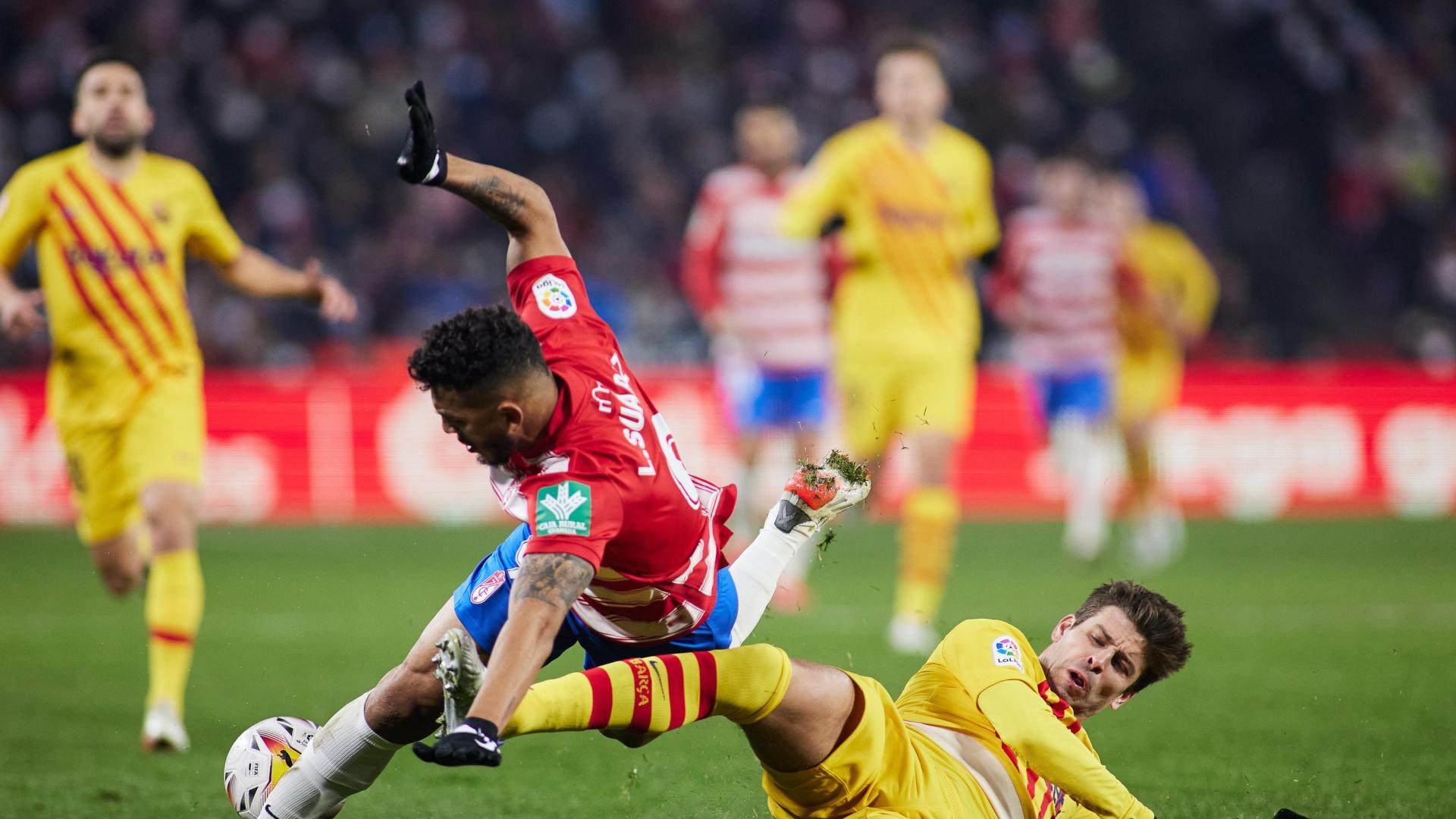 Luis Suarez (Granada) y Gerard Piqué (Barcelona) en acción durante su partido de LaLiga Santander