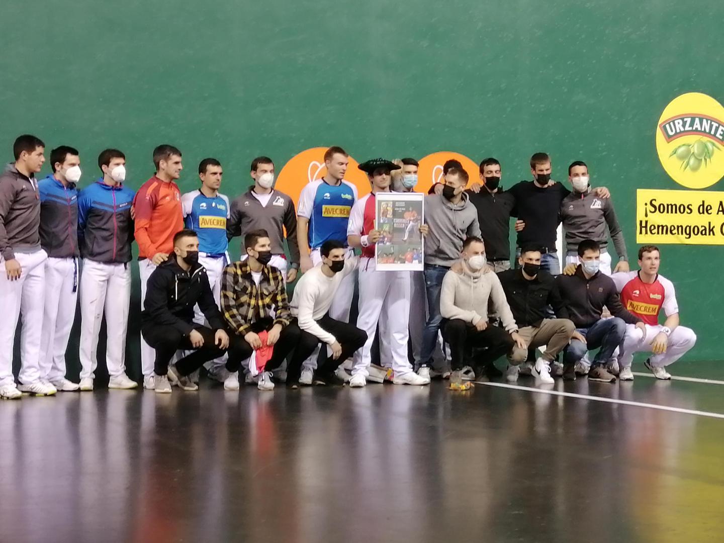 Despedida de Jon Erasun en el frontón Labrit