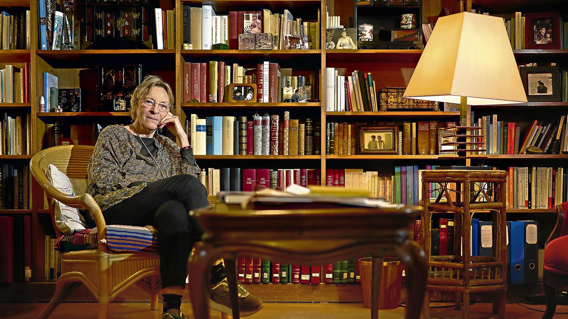 Soledad Puértolas posa en la biblioteca de su casa