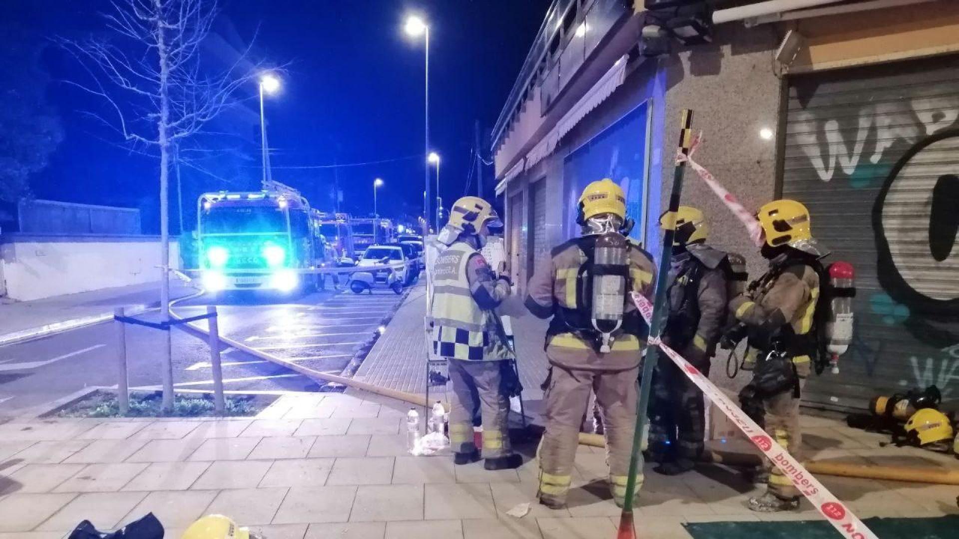 Tareas de extinción de un fuego con una víctima mortal en Malgrat (Barcelona)
@BOMBERS
09/01/2022