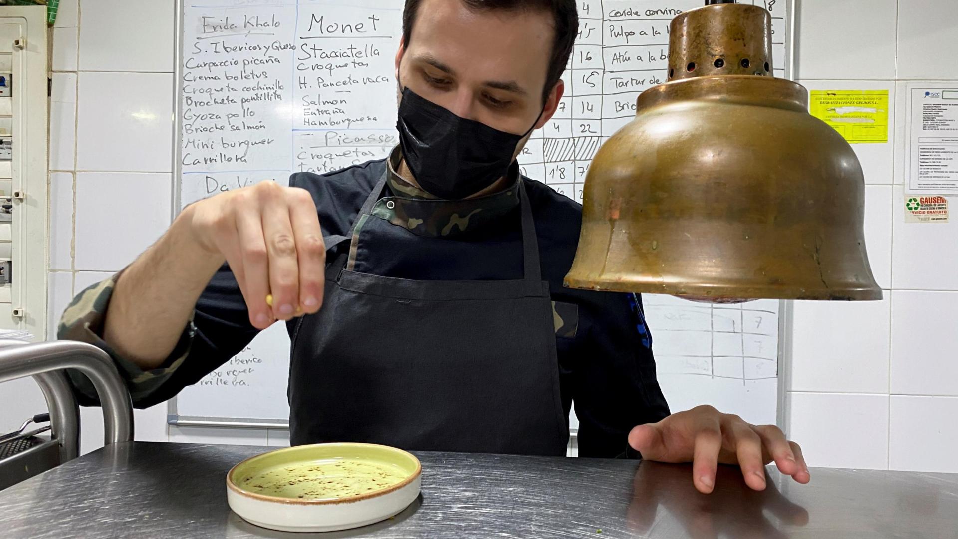 El joven cocinero albaceteño Juan Beltrán en la cocina del restaurante Delienzo de Madrid