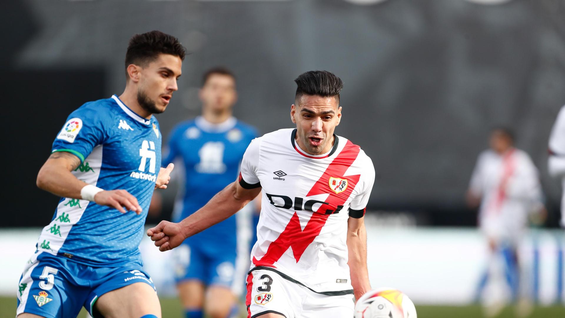 Radamel Falcao controla el balónante la presencia del bético Marc Bartra