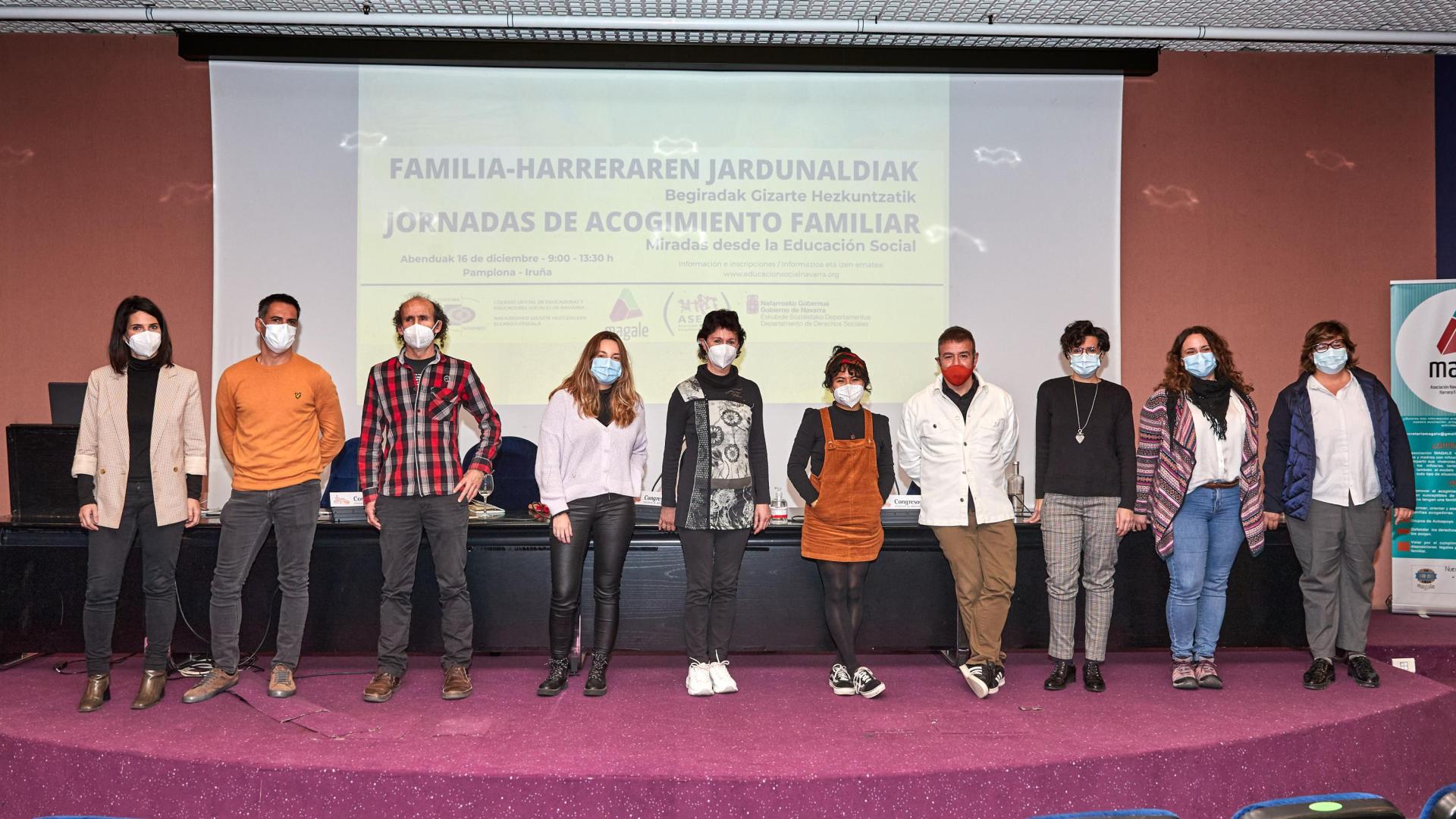 De izda a dcha: Leticia Urdaci (técnico punto encuentro), Antonio Escrich (Gobierno de Navarra), Roberto Martínez (educador y familia acogedora), Raquel García (educadora de Xilema), Chus Sádaba (familia acogedora, vocal Magale), Gianella Saltos (educadora, Asociación Haziak), Juan Miguel Ruiz (Safaya-Agintzari), Silvia Irigoyen (psicóloga, familia especializada), Marta Torres (colegio educadores sociales) y María Ubillos (familia acogida, Magale)