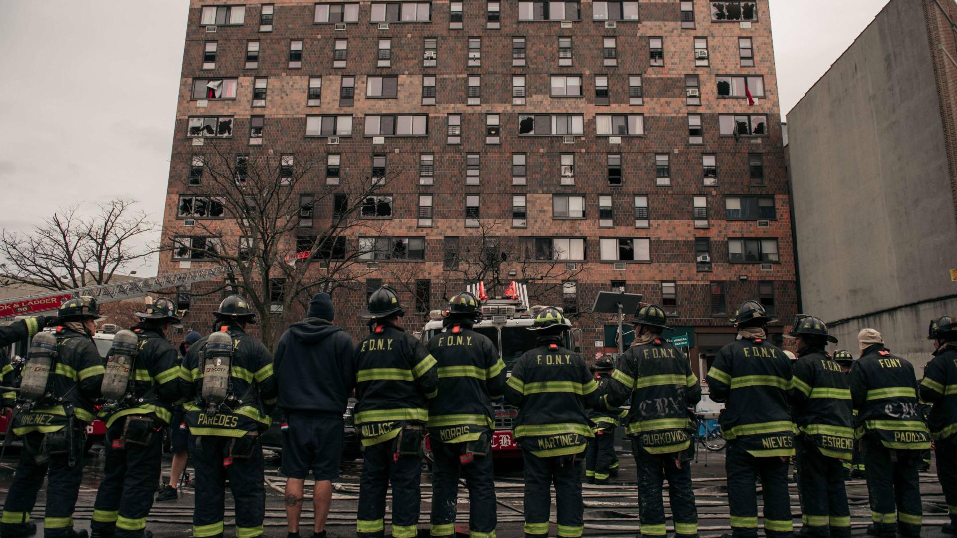 Los bomberos de Nueva York, ante el edificio siniestrado