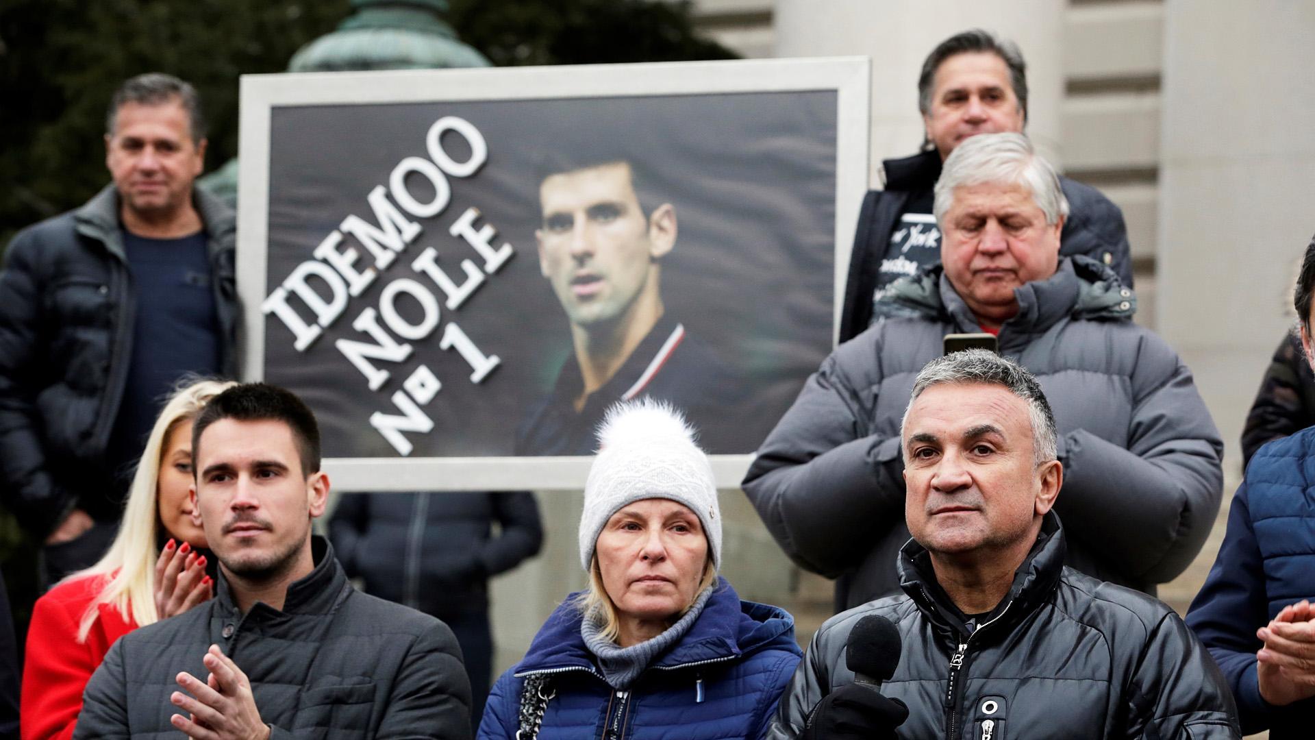 El padre de Novak Djokovic, Srdjan Djokovic, durante un acto a favor del tenista en Belgrado este domingo 9 de enero