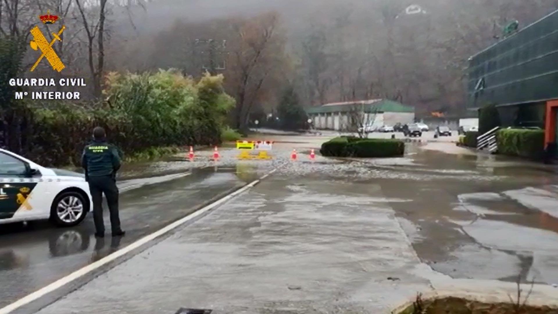 Un agente de la Guardia Civil, en una zona inundada este lunes