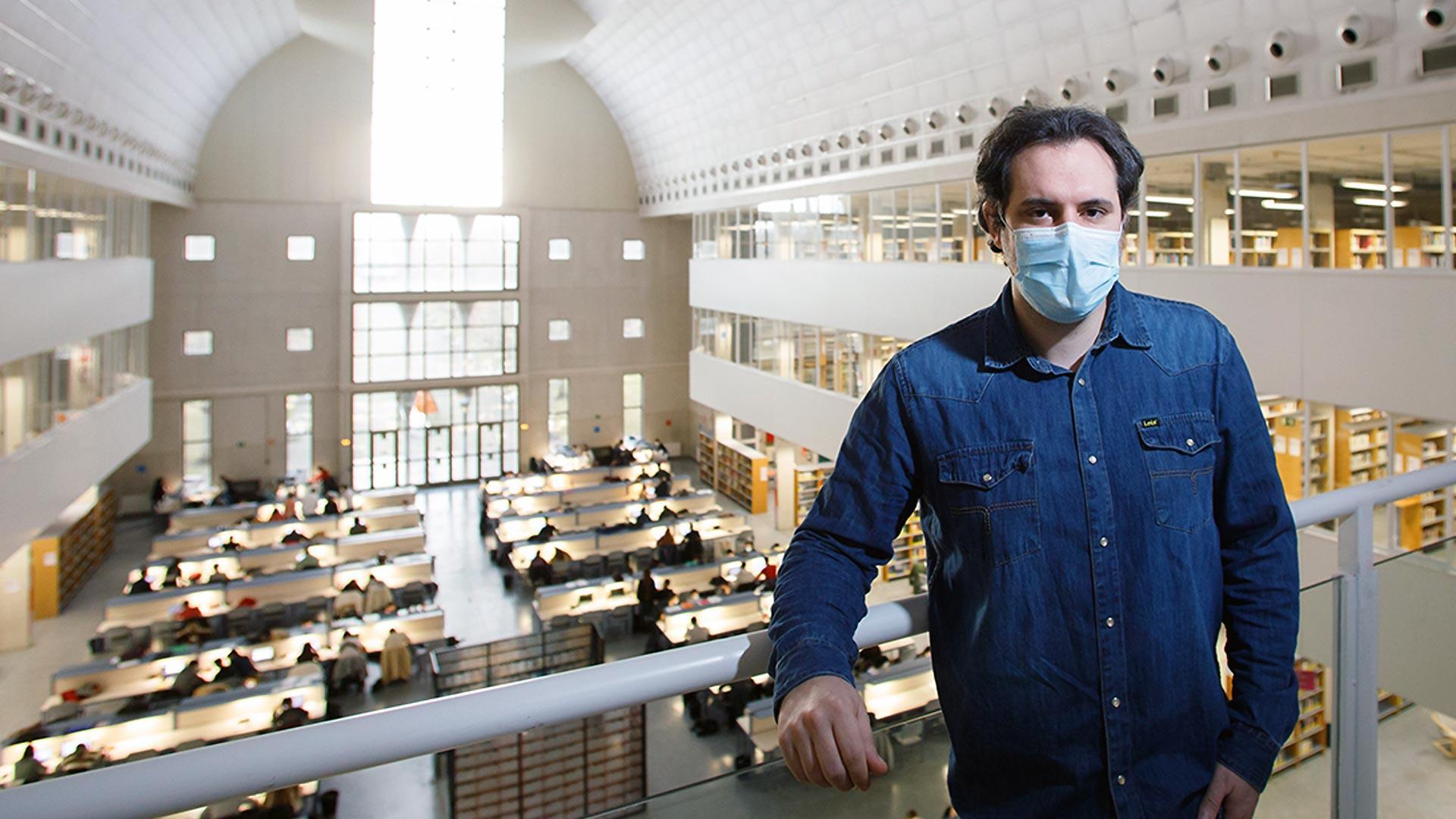 El investigador Asier Marzo Pérez, en la biblioteca de la Universidad Pública de Navarra