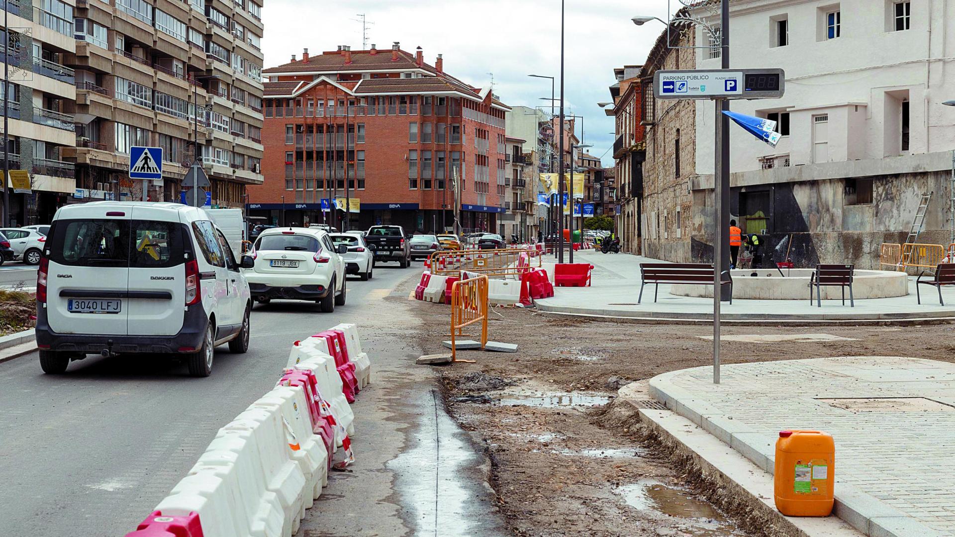Varios coches circulando ayer por el paseo Pamplona