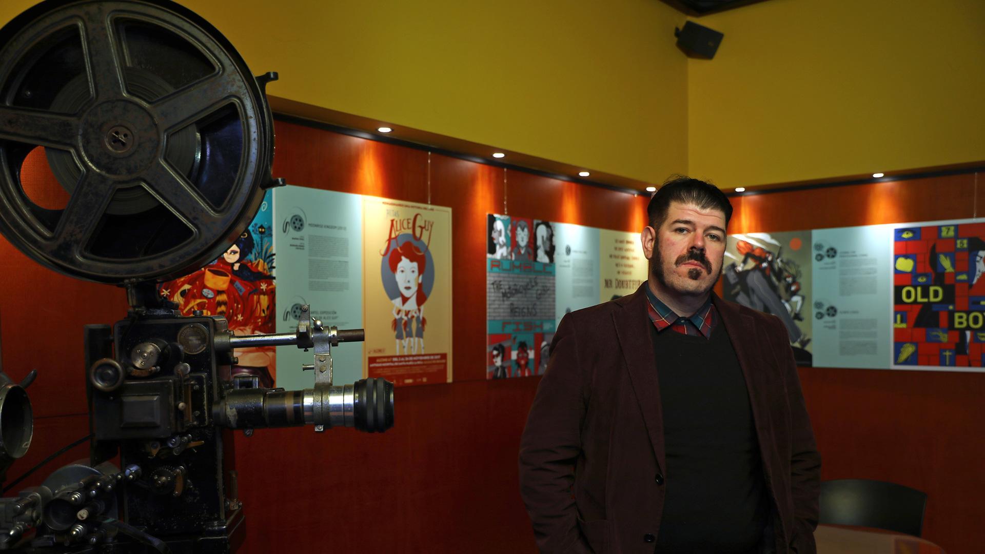 Pedro Toro, comisario de la exposición Las hijas de Alice Guy, ayer, en los cines Golem Yamaguchi de Pamplona.