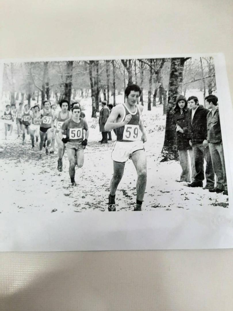 Ángel Requetibate y Elías Jiménez, tras el sirio Georges Cher, en  1974