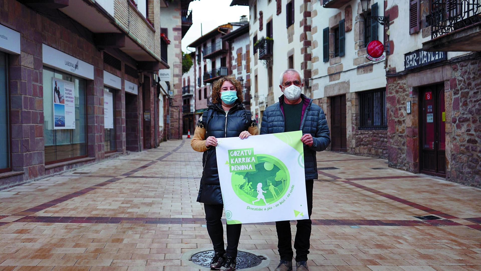 La alcaldesa, Leire Ortuoste; y el concejal de Urbanismo, Pello Grazenea, en la calle de la Parroquia