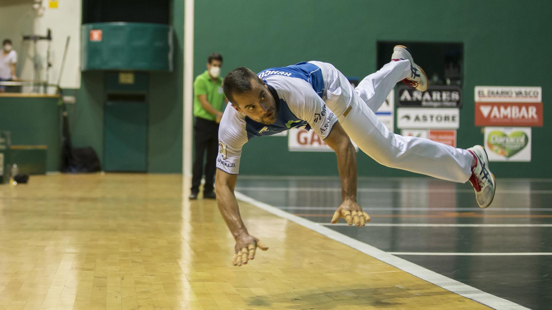 Oinatz Bengoetxea se lanza de forma felina para restar una pelota en el frontón Labrit en el transcurso de un partido anterior
