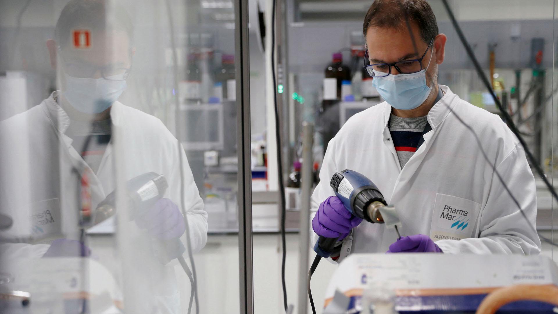 Un empleado trabaja en un laboratorio de la compañía española PharmaMar