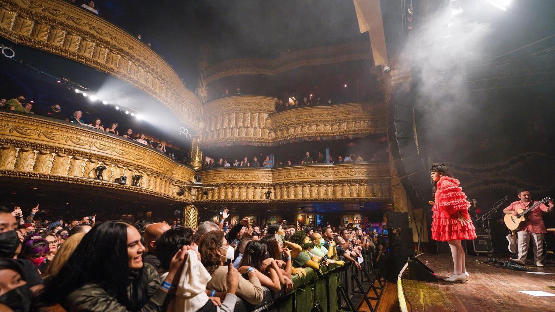 Actuación de Mon Laferte en Chicago en octubre de 2021