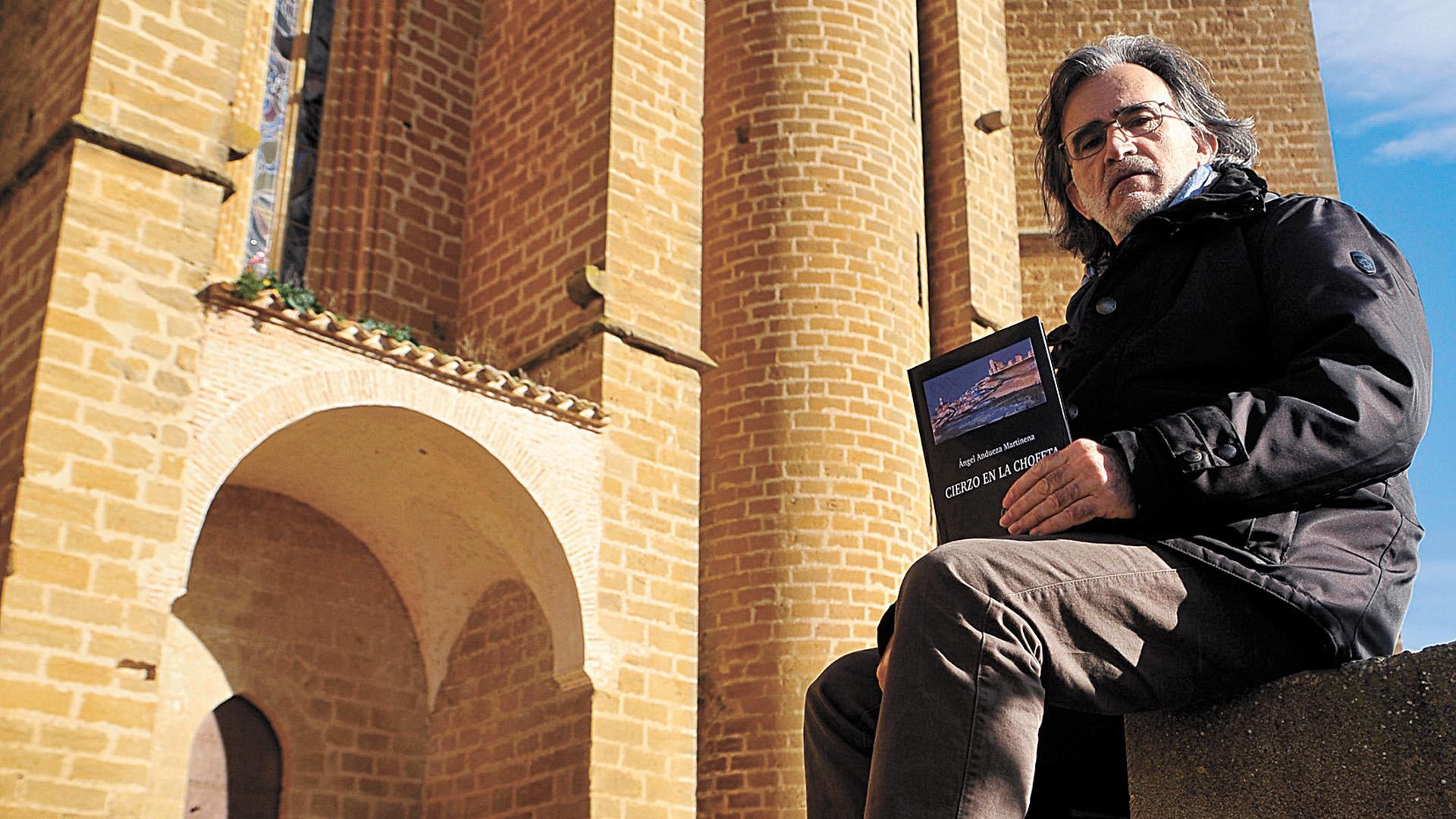 Ángel Andueza en la chofeta de Artajona, frente a la iglesia de San Saturnino en El Cerco