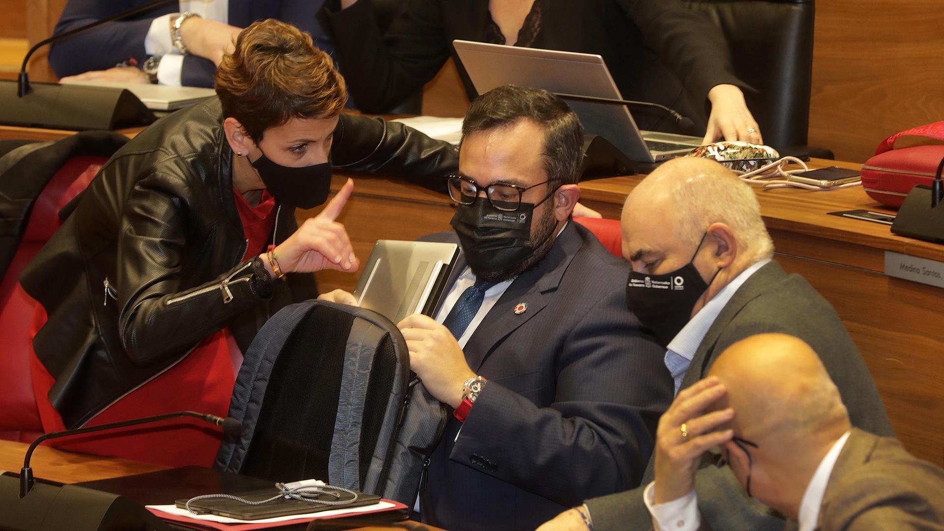 Chivite habla con Remírez y Aierdi el 23 de diciembre, en el pleno en el que tuvo que retirar la ley